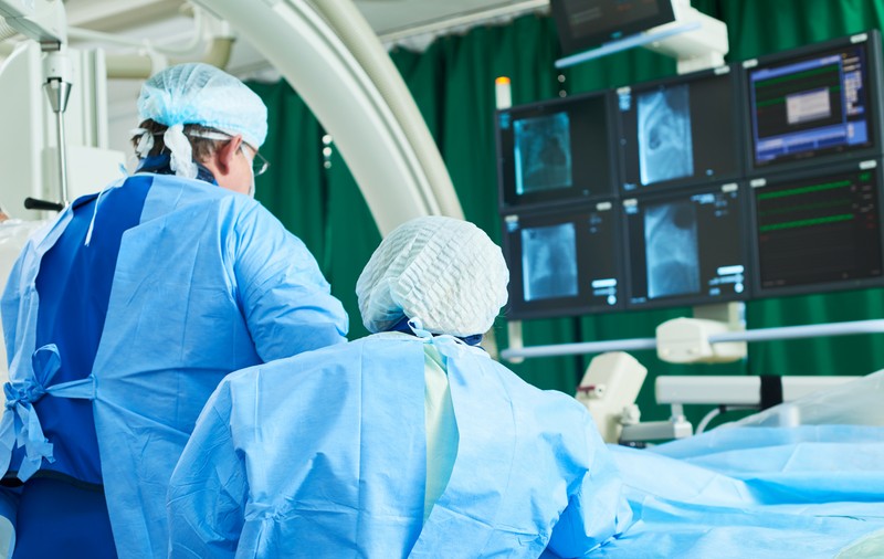 Dan Tesloianu, medicul acuzat că reutiliza stimulatoare cardiace de la pacienți decedați, arestat preventiv 30 de zile