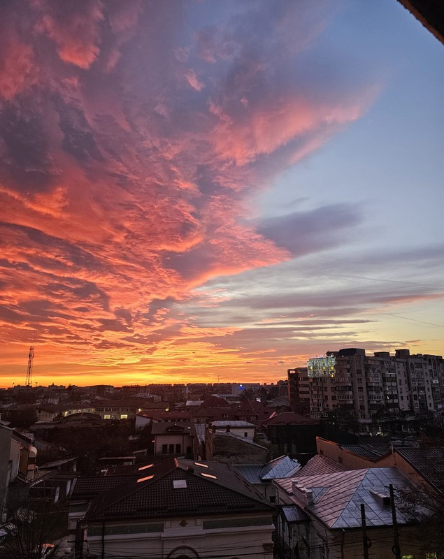 Fenomen spectaculos, filmat deasupra Ploieștiului: „Apus de soare, 16 decembrie”