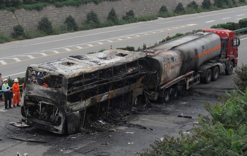 Grav accident în China: cel puţin 36 de morţi, în urma unei coliziuni între un autobuz şi o cisternă