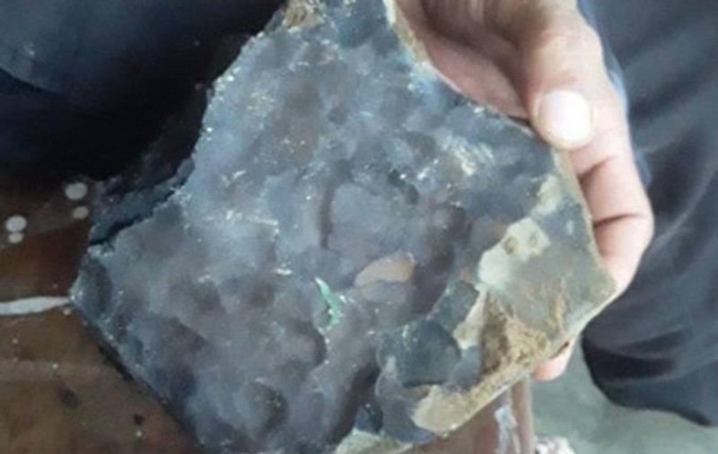 Un indonezian s-a îmbogățit după ce a vândut un meteorit care i-a căzut în casă. “Când am ridicat-o, piatra era caldă”