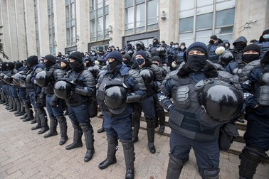 Prezență impresionantă a forțelor de ordine la Chișinău FOTO: EPA