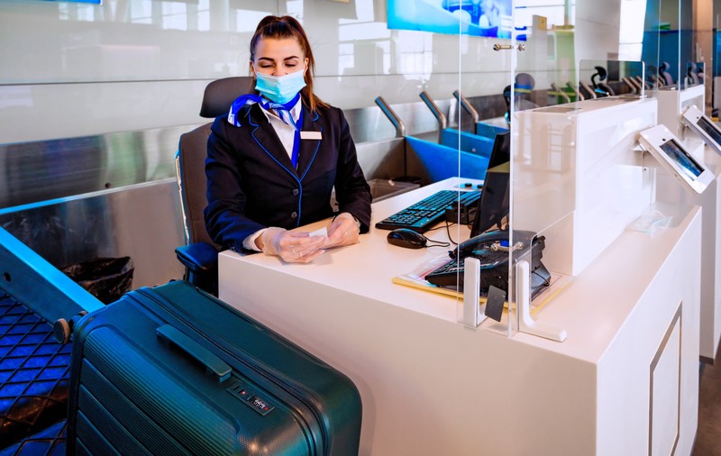 Un video de 24 de secunde îți arată ce se întâmplă cu adevărat cu valiza ta după ce ai predat-o la check-in. Un bărbat a montat o minicameră de filmat pe bagajul său