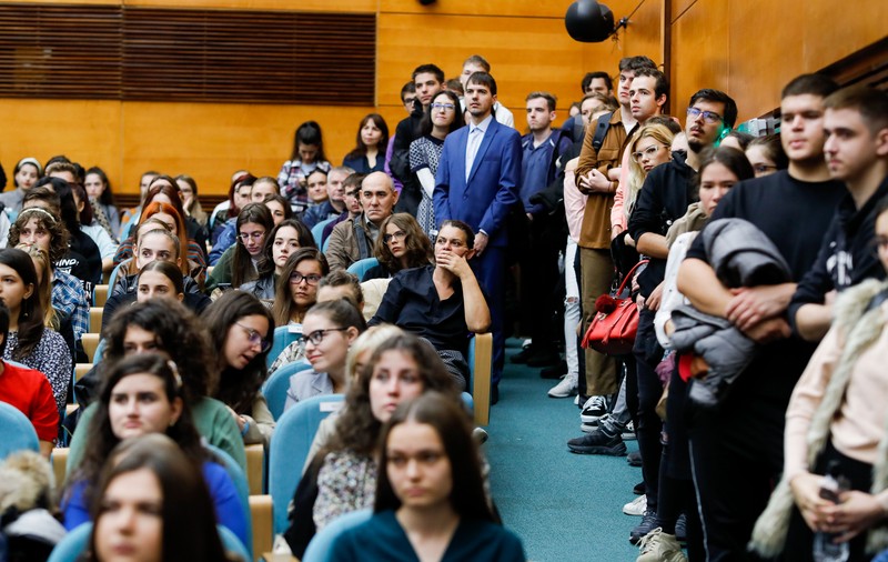„Nu vom putea plăti bursele studenților”. Universitățile spun că nu au bani prevăzuți în buget pentru facilitățile oferite de guvernanți 