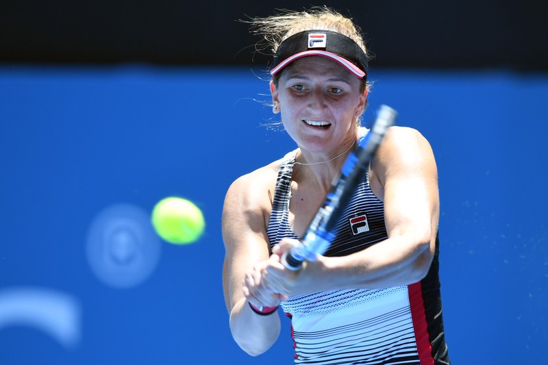 epa05704252 Irina-Camelia Begu of Romania in action against Svetlana Kuznetsova of Russia during their first round match at the Sydney International Tennis Tournament in Sydney, New South Wales, Australia, 08 January 2017. EPA/PAUL MILLER AUSTRALIA AND NEW ZEALAND OUT