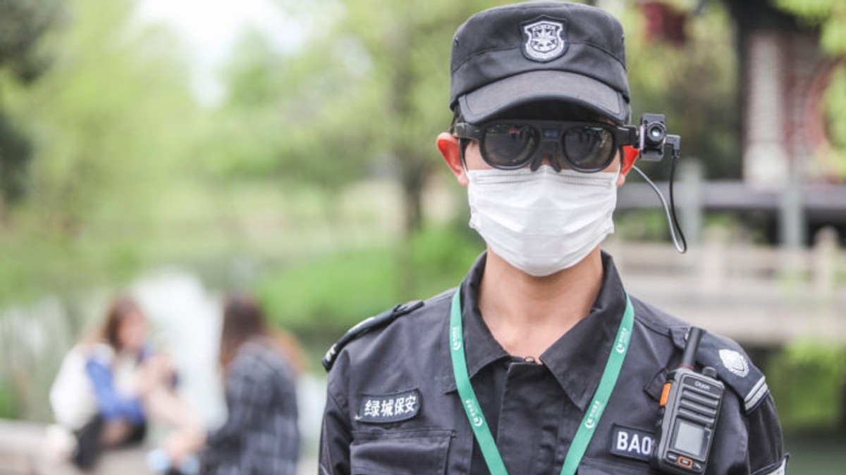 O companie din China a inventat ochelarii inteligenți care iau temperatura. Polițist chinez cu ochelarii inteligenți Rokid T1
