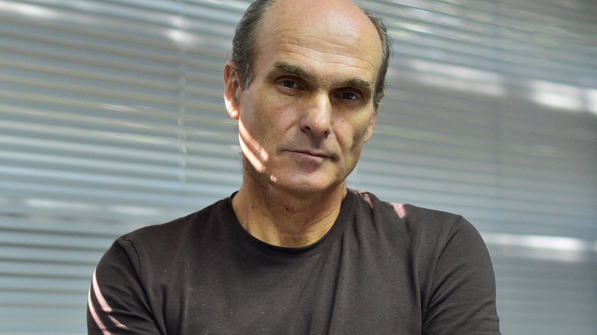 Imagine asociată subiectului: Susținători ai lui Călin Georgescu au aprins lumânări cu inițialele CTP în fața Arestului Central