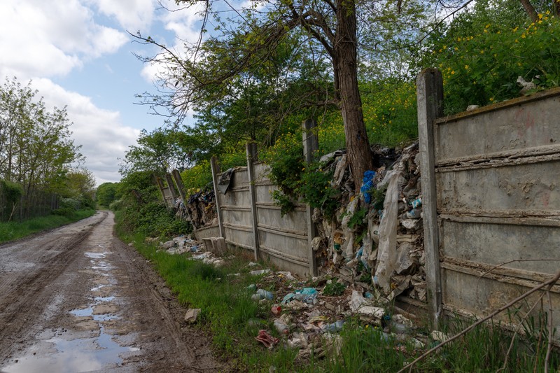 Deșeurile din fosta groapă municipală a Băicoiului au spart zidul de beton care o înconjoară