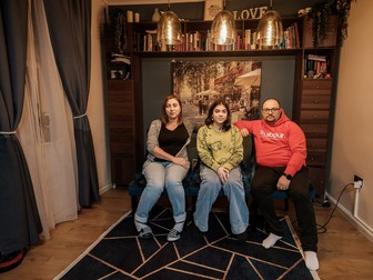 Consilierul Nicu Ion, soția lui, Daniela, și fiica lor, Alesia, în livingul lor din Newcastle