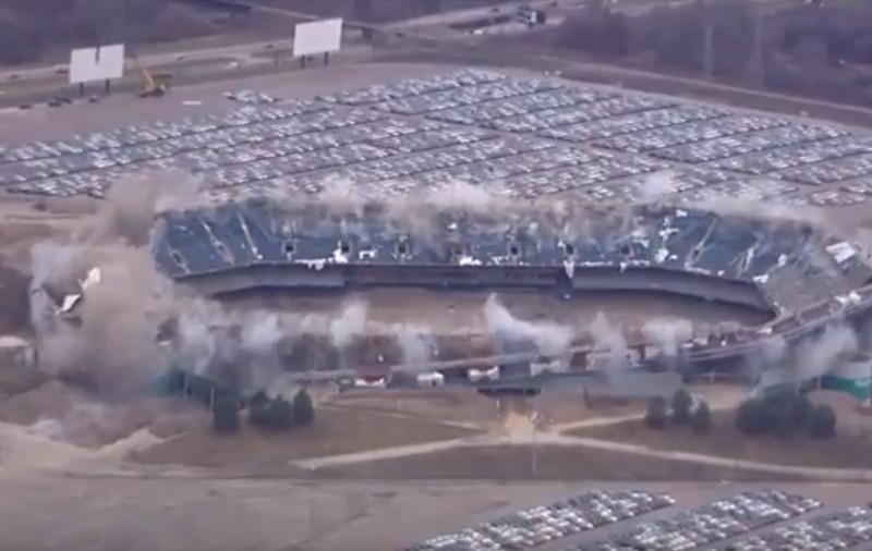 Demolare cu probleme a stadionului Pontiac Silverdome, pe care s-a jucat Elveția-România (4-1) la CM 1994 | VIDEO