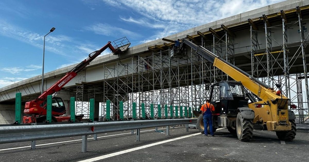 Utilaje care lucrează la un pod de pe lotul 2 de pe autostrada A7 Ploiești - Buzău