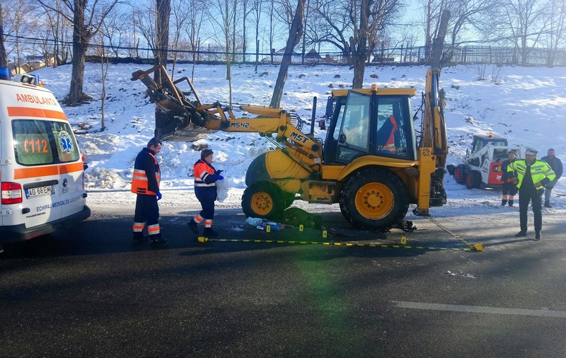 O bătrână a murit, după ce a fost lovită de un utilaj de deszăpezire în Curtea de Argeș. Manevra făcută de șofer / FOTO&VIDEO