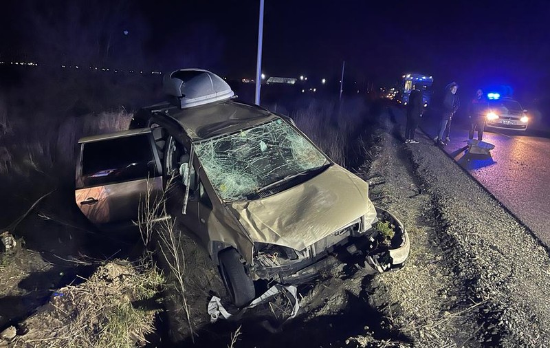 Doi bărbați, loviți mortal de un autoturism scăpat de sub control, pe un drum din Arad