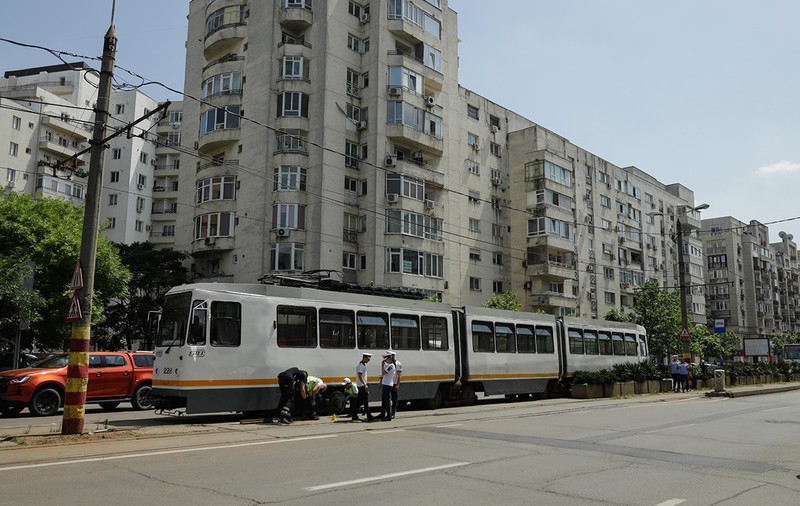 Incident grav în București. Un călător a fost rănit de o șină ruptă care a străpuns podeaua tramvaiului