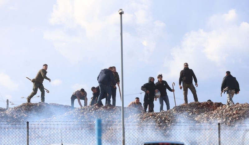 Sute de fermieri au luat cu asalt aeroportul Heraklion din Creta. Foto: Profimedia Images