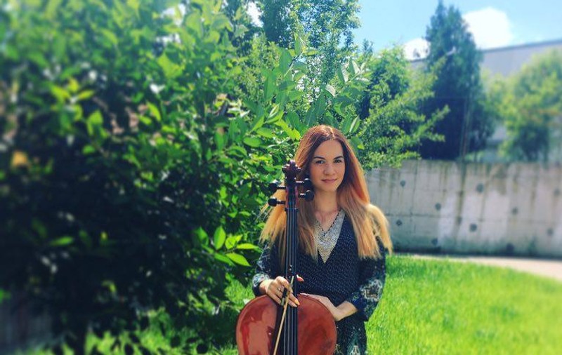 EXCLUSIV/ O tânără de 19 ani vrea ca sunetul violoncelului să o facă celebră