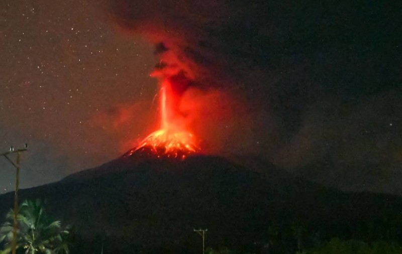 Imagini spectaculoase cu momentul în care vulcanul Lewotobi Laki-Laki din Indonezia erupe din nou. Zborurile din Bali au fost suspendate
