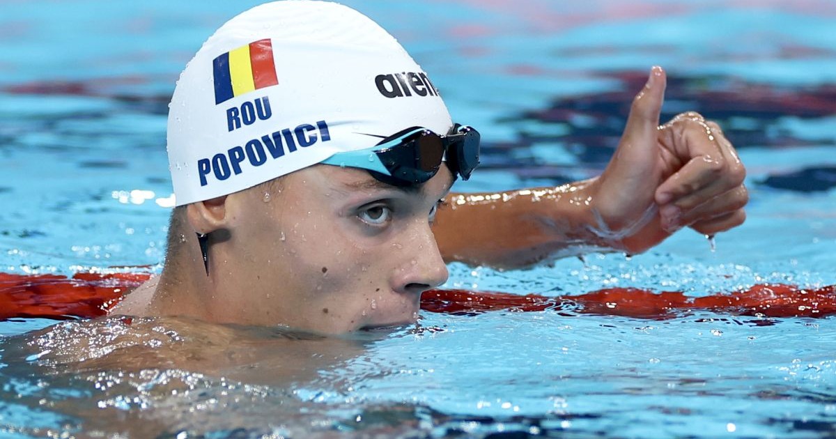 David Popovici reacționează după ce a concurat în semifinalele probei masculine de 200 m liber, în a doua zi a Jocurilor Olimpice de la Paris 2024, la Paris La Defense Arena, pe 28 iulie 2024, în Nanterre, Franța