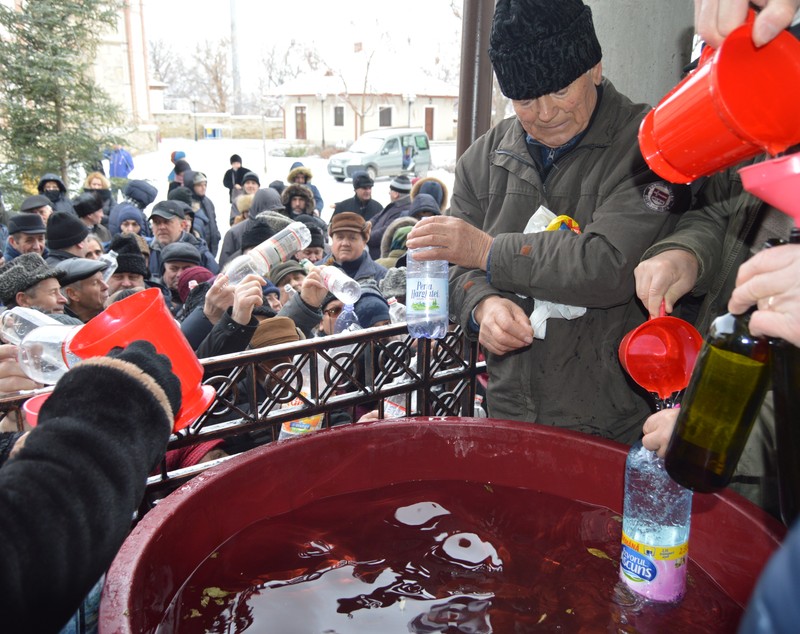 VIDEO&FOTO/ Scandal la împărțitul aghesmei, la biserica ctitorită de Ștefan cel Mare în Vaslui: "Unii au venit cu sticle de 5 litri, parcă fac borș cu agheasmă"