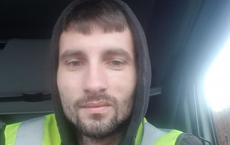 Românul care a înjunghiat de opt ori o fetiță de 11 ani, la Londra, este șofer de TIR. Șeful extremei drepte britanice: „Un imigrant, până la urmă!”