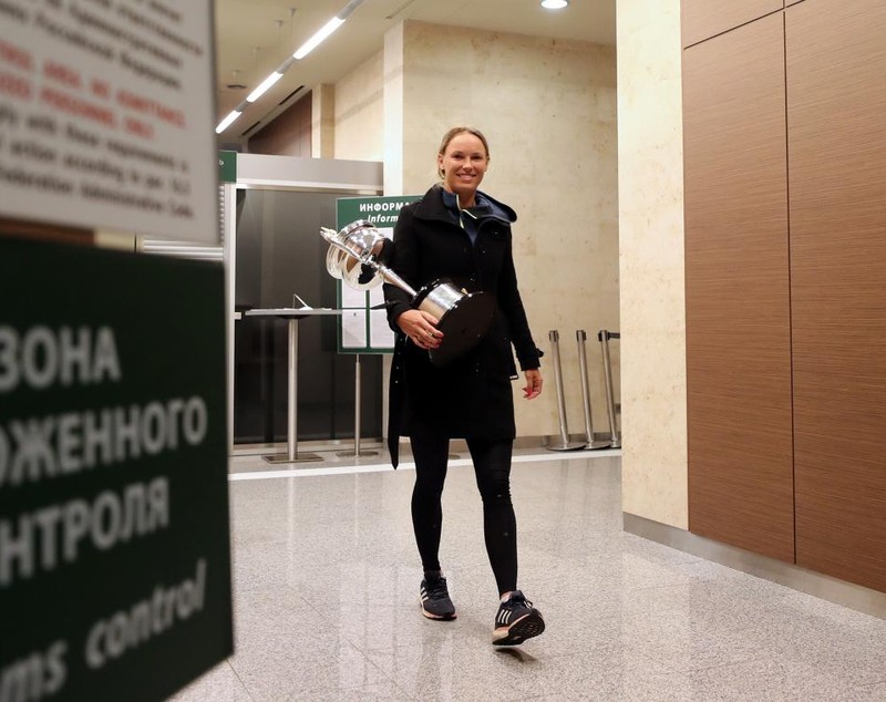 Caroline Wozniacki nu se mai desparte de trofeul câștigat la Australian Open | GALERIE FOTO