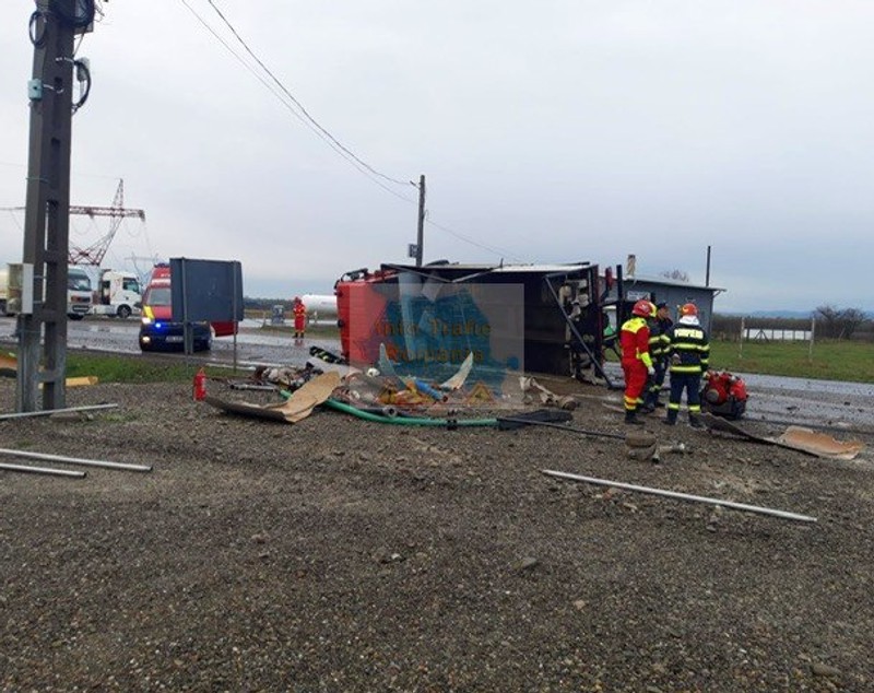 Două autocisterne, dintre care una plină cu motorină, s-au răsturnat pe șoselele din România