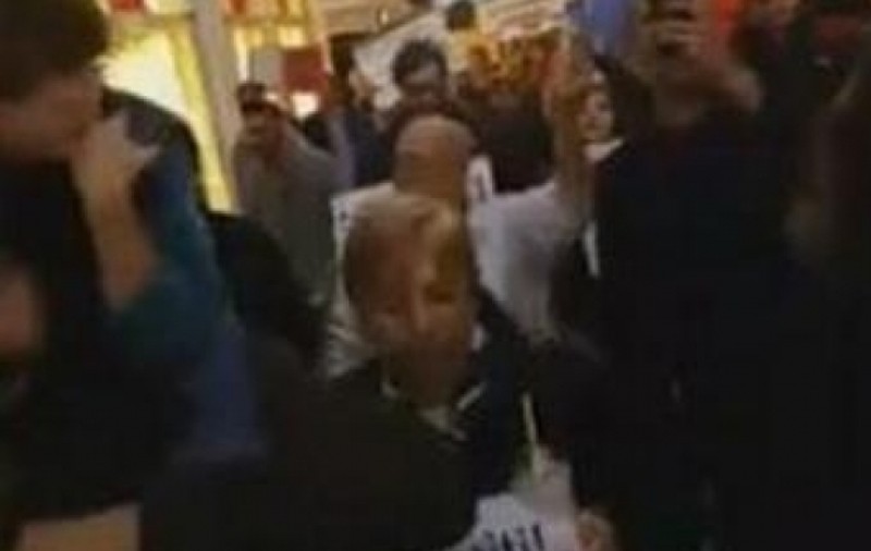 Protest în Brașov. Peste 150 de oameni s-au adunat în fața prefecturii și cer continuarea lucrărilor la aeroport