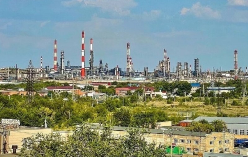 Ucrainenii au lovit una dintre cele mai importante rafinării din Rusia, situată la 1.400 de kilometri de front. Cozi și panică la benzinăriile din oraș