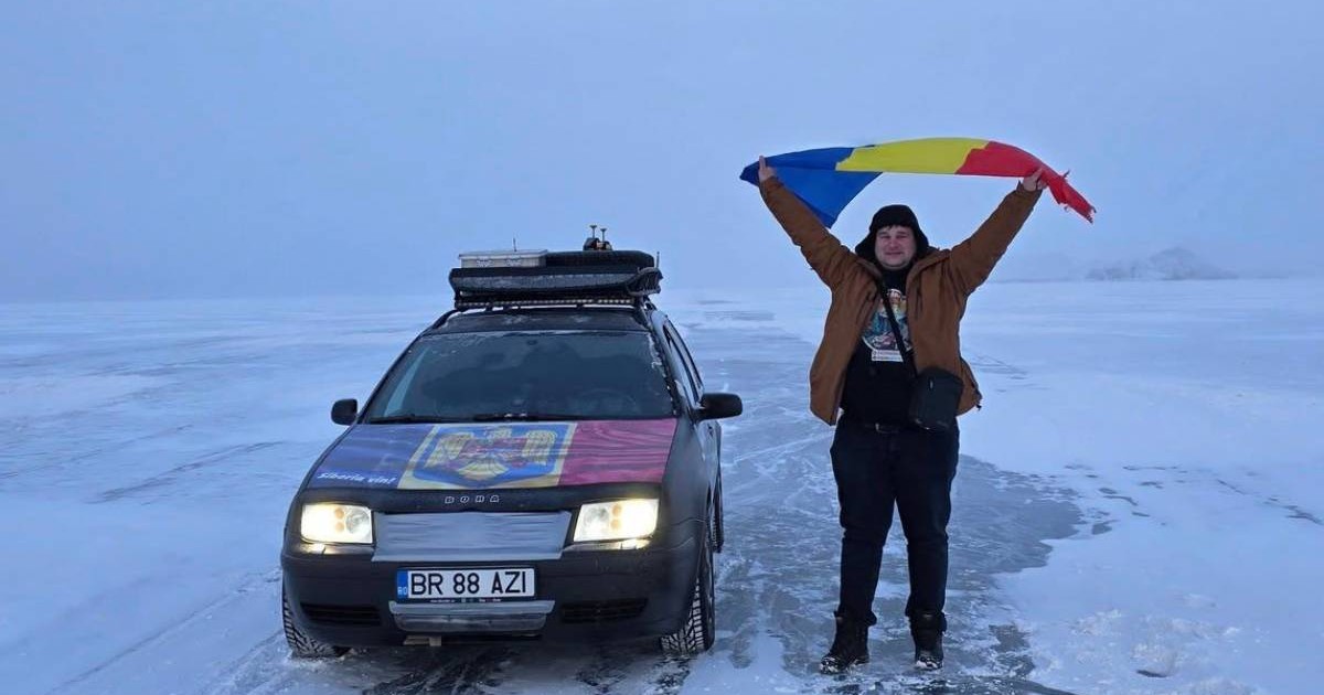 Florin Jipa, un inginer din Brăila, pe lacul înghețat Baikal, ține deasupra capului steagul României, in stanga este mașina sa, un Volkswagen Bora din 1998, negru, cu tricolorul pe capota, totul este înghetat în jur, este zapada si intuneric