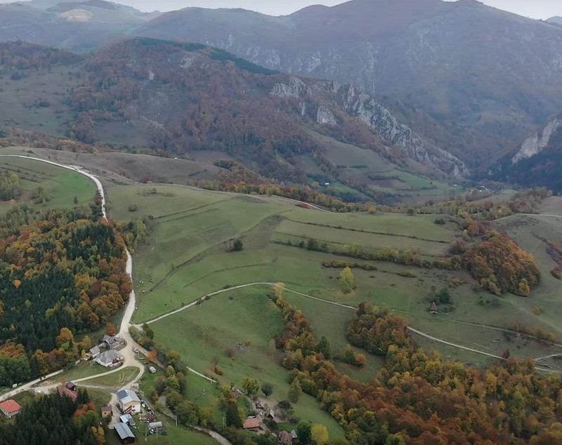 FOTO. Lucrări în ritm alert pe Transalpina de Apuseni. Până la sfârșitul anului, un lot de 43 km va fi gata