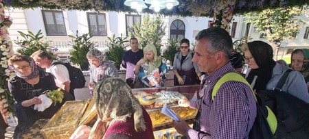 Credincioși din toată țara se roagă la moaștele Sfintei Parascheva | Foto: Cătălin Hopulele