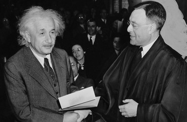 Albert Einstein primește cetățenia americană de la Phillip Forman (octombrie 1940)