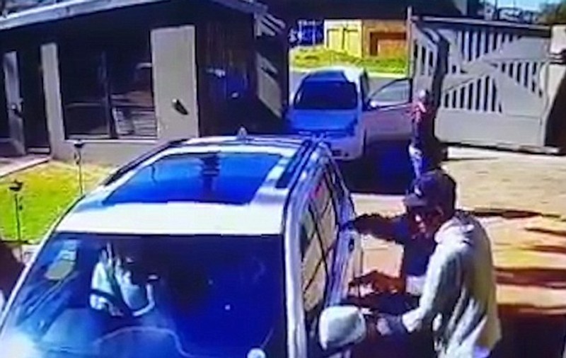 O bătrână din Africa de Sud a pus pe fugă trei hoți care o amenințau cu pistoalele pentru a-i fura mașina! | VIDEO