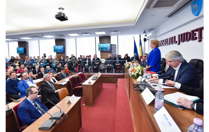 Prima vizită a premierului Dăncilă în țară; Aleșii din Dâmbovița s-au plâns de funcționarii de rangul doi sau trei din ministere, care pun ”talpă” proiectelor