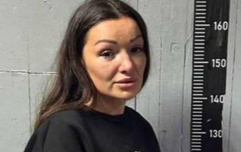 O femeie s-a trezit cu ușa de la apartament spartă după ce a postat un filmuleț pe Instagram. Rușii au dus-o imediat la psihiatrie