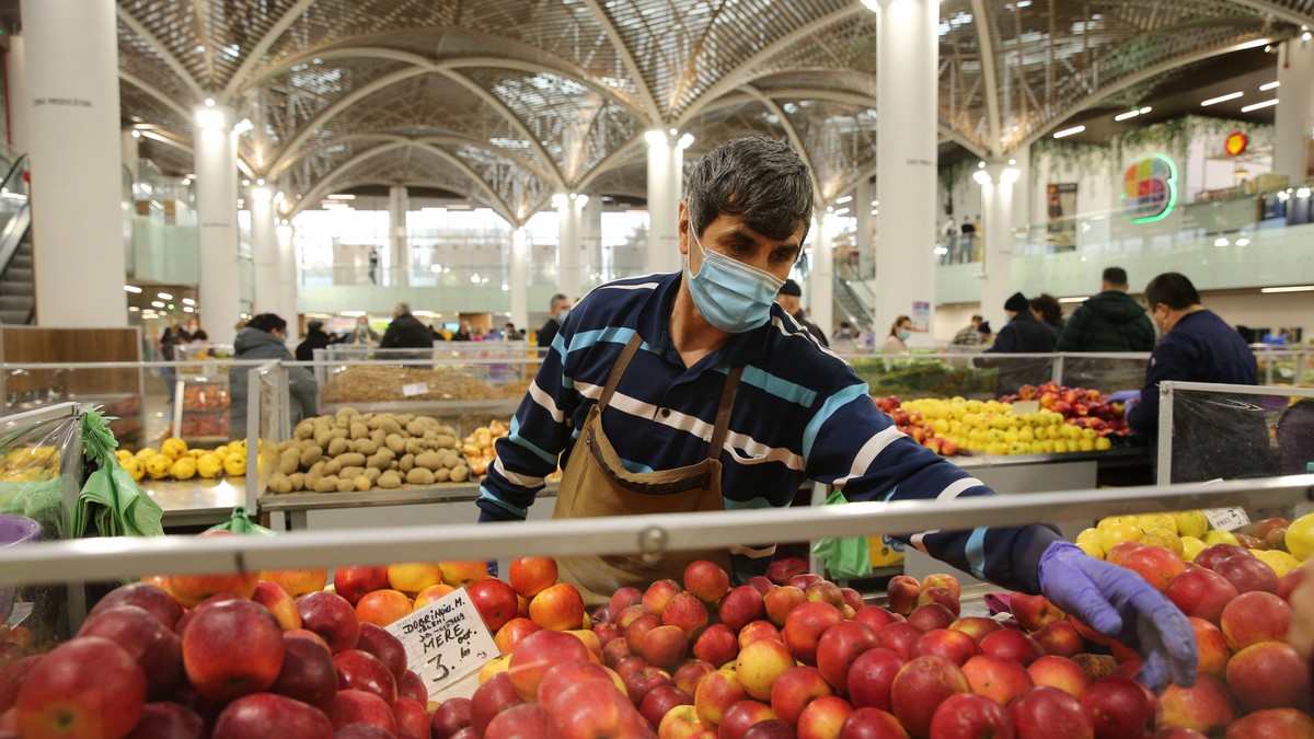 Producători în Piața Sudului. Foto: Dumitru Angelescu