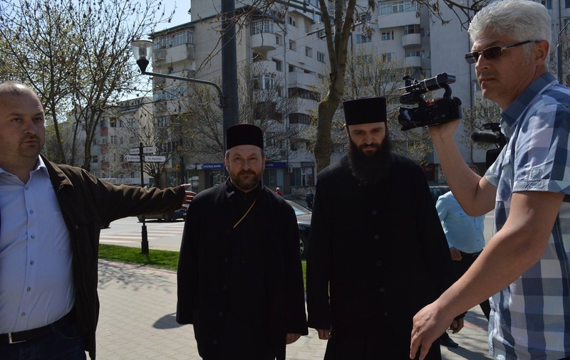 Fostul episcop de Huși Corneliu Onilă, la Tribunalul Vaslui. Fostul ierarh, audiat în dosarul în care trei preoți sunt judecați pentru că l-ar fi șantajat cu filme pornografice/ FOTO