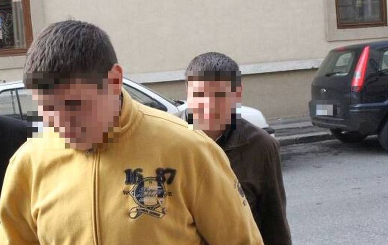 Doi frați gemeni, fiii unui avocat din Timiș, arestați pentru viol și tentativă de viol. Victimele, minore între 7 și 9 ani