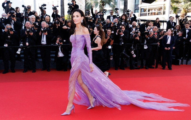Demi Moore, moment stânjenitor pe covorul roșu la Festivalul de Film de la Cannes 2026. Vântul i-a suflat rochia și s-a văzut tot