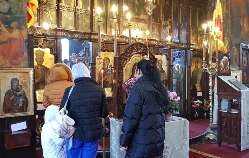 Video | Credincioșii, împărtășiți direct cu mâna. Ce riscă preotul