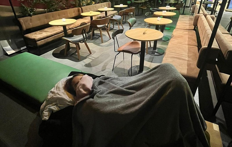 Cozi de peste 15 ore pentru cetățenii din afara UE, care vor să-și prelungească permisul de ședere în Cluj. Biroul IGI are program de 2 ore