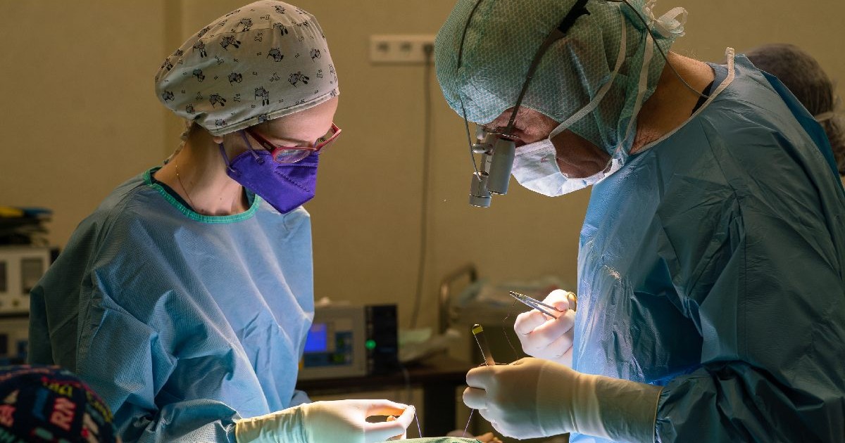 Doi medici chirurgi in operatie cu pensa si ata. Un milion de euro pentru extinderea secției de cardiochirurgie de la Spitalul „Maria Curie” București.