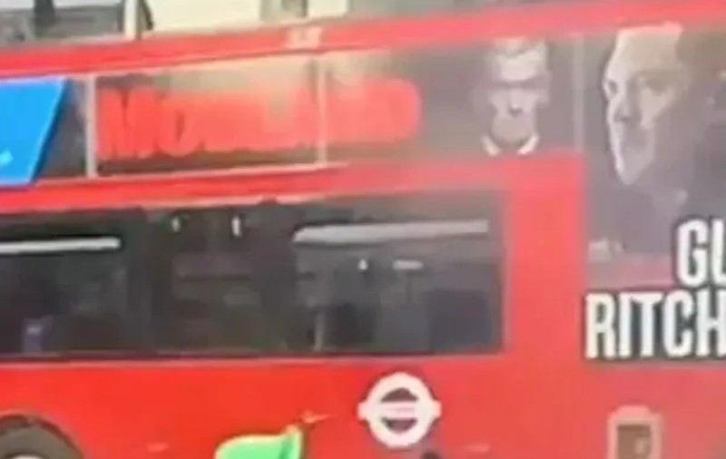 Accidentul care îi face pe britanici să se întrebe „cine e de vină?”: o femeie intră cu bicicleta închiriată într-un autobuz oprit