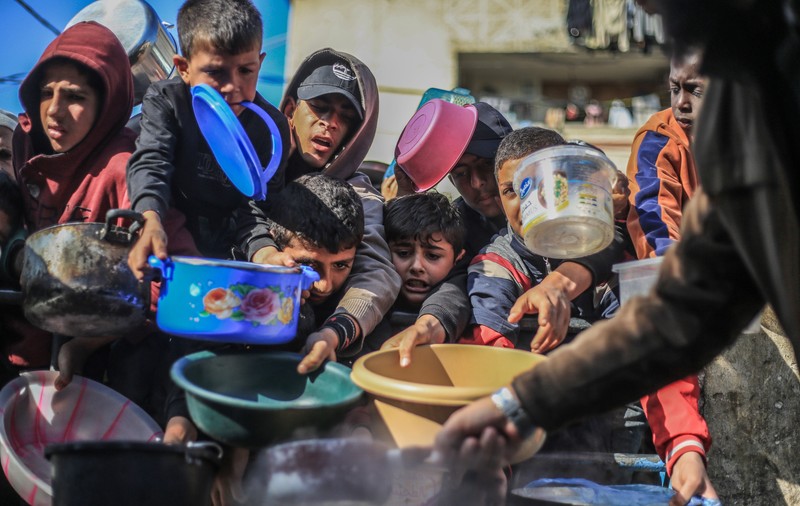Situaţia umanitară din Fâşia Gaza este „de nedescris”, avertizează OMS. Doar 15 spitale mai funcționează, oamenii stau la cozi pentru pâine și apă