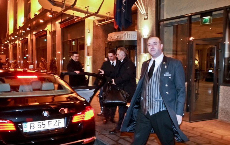 EXCLUSIV| Actorul NICOLAS CAGE, la Bucureşti, cu un ACCESORIU de MII DE DOLARI | FOTO