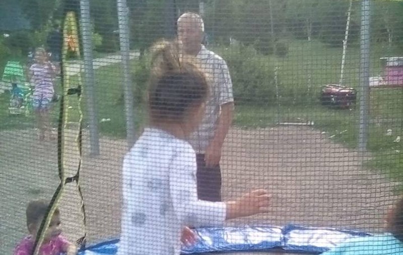 Trei copii mici și mama lor, amenințați de Primăria Huși cu evacuarea din locuință în pragul iernii
