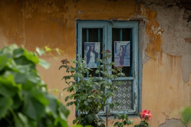 Fotografii cu Luiza au fost puse în geamul casei bunicilor