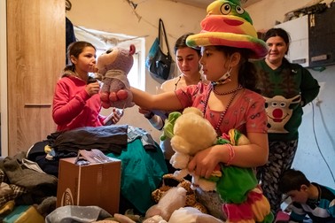 Cu mărgele şi pălărie, Diana sortează jucăriile de pluş