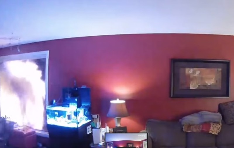 Momente dramatice: Au văzut, în direct, pe internet cum locuința le este distrusă de un incendiu masiv | VIDEO