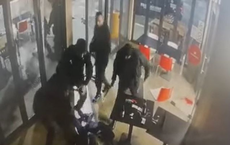 Doi bărbați, bătuți de agenții de pază într-o benzinărie din Craiova, după o farsă. Agresorii au fost reținuți