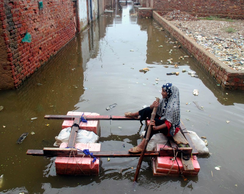Risc de răspândire a bolilor infecțioase în Pakistan, unde numărul oamenilor uciși de inundații a depășit 1.200